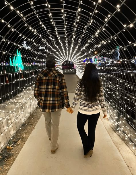 Christmas Lights Pics With Boyfriend, Couple Poses Christmas Lights, Christmas Light Photo Ideas, Christmas Lights Photoshoot Couple, Christmas Lights With Boyfriend, Couple Christmas Light Pictures, Christmas Light Couple Photos, Couples Christmas Lights Pictures, Snow Couple Photos