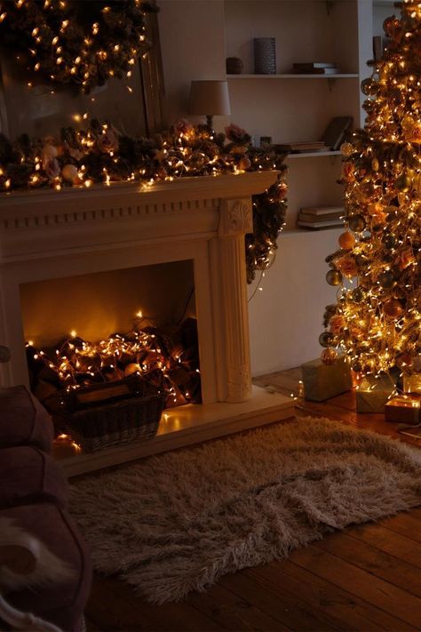 Inside Fireplace Christmas Decor, Christmas Fireplace Decorations, Christmas Lights Inside, Fireplace Decorations, Living Room Candles, Cozy Holiday Decor, Candles In Fireplace, Christmas Fireplace Decor, Christmas Feeling