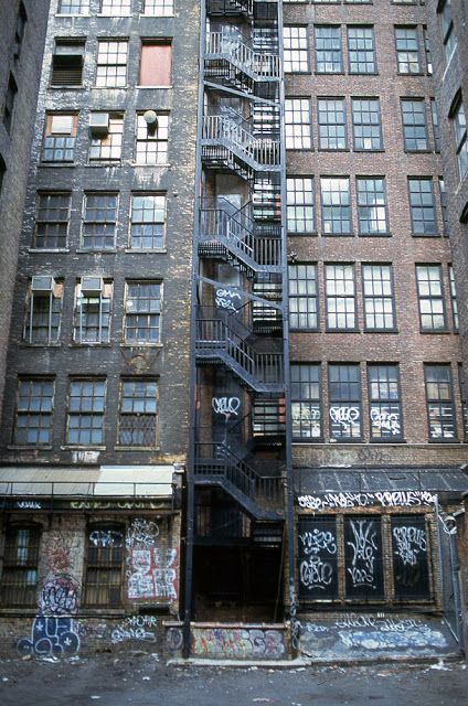 Somewhere in the "photo district" (near Chelsea). NEW YORK CITY 1990's - Photo archives by Gregoire Alessandrini ✶ Manhattan Buildings, New York Buildings, 1990s Photos, Alphabet City, Nyc History, New York Architecture, The Bronx New York, Fire Escape, Alley Cat