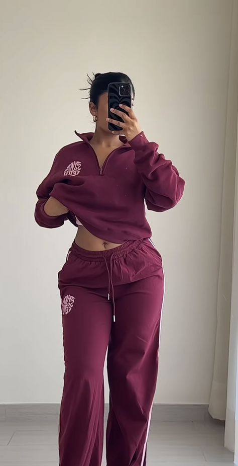 Sweat Suit Aesthetic, Tracksuits Outfits Women, Tracksuit Outfit Black Women, Comfy Set Outfit, Lazy Sweatpants Outfit, Cute Tracksuits, Tracksuit Outfit Women, Outfit Jogging, Track Suits Women