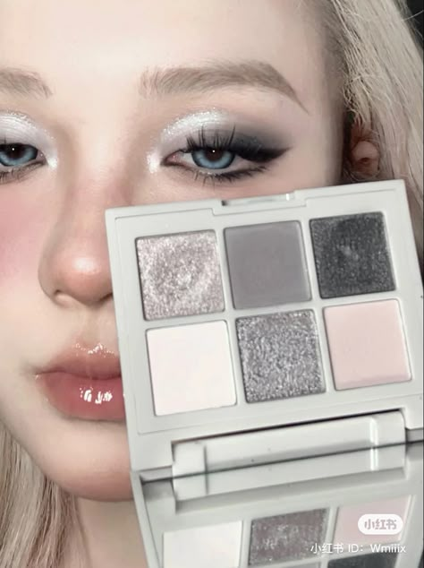 Grey Makeup Douyin, Grey Shimmer Eye Makeup, Grey Pink Makeup, Light Grey Makeup Looks, Grey Douyin Makeup, Gray Makeup Looks, Grey Makeup Looks, Gray Eye Makeup, Silver Makeup Looks