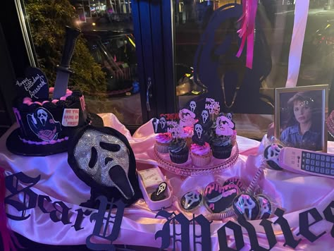 Scary Party Decorations, Pink Ghostface Birthday, Ghost Face Halloween Party, Scream Sweet 16, Ghostface Halloween Party, Ghostface Party Decorations, Ghost Face Party Decorations, Scream Birthday Party Girl, Scream Movie Themed Birthday