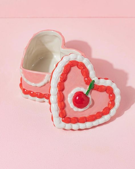 And a cherry on top ! 🍒 the perfect way to store all your little Knick knacks and trinkets in this vintage heart cake inspired box with lid ! Cute Woodshop Projects, Cute Baking Tools, Cute Jewelry Dishes, Ceramic Trinket Tray, Ceramics Box Ideas, Creative Ceramics Ideas, Slab Container, Clay Trinket Tray, Air Dry Clay Pottery