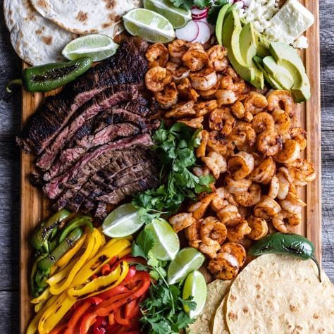 Fajita board Fajita Grazing Board, Fajita Party Display, Fajita Board Ideas, Fajita Charcuterie Board Ideas, Taco Tuesday Party Decorations, Mexican Grazing Board, Fajita Bar Party, Fajita Board, Mexican Grazing Table