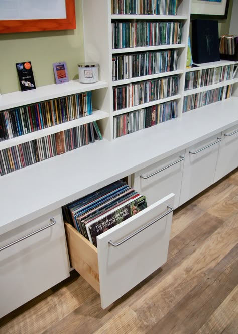 Vinyl Record Storage Ikea, Record Player Storage, Contemporary Family Room, Home Music Rooms, Vinyl Room, Music Storage, Record Room, Lp Storage, Album Storage