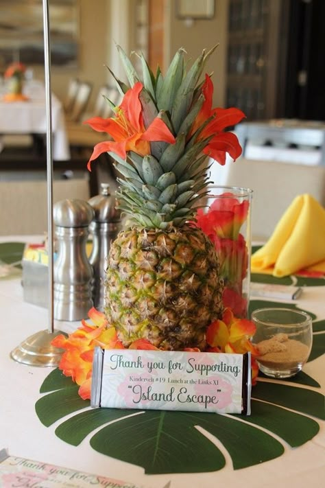 Pineapple Centerpiece Ideas, Hawaiian Centerpieces, Luau Centerpieces, Pineapple Centerpiece, Tropical Centerpieces, Havana Nights Party, Luau Party Decorations, Hawaiian Party Decorations, Luau Theme Party