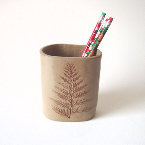 Pottery Pencil Holder, Leaf Pottery, Pottery Patterns, Diy Ceramic, Fern Leaf, Pencil Cup, Pottery Crafts, Small Vase, Pencil Holder