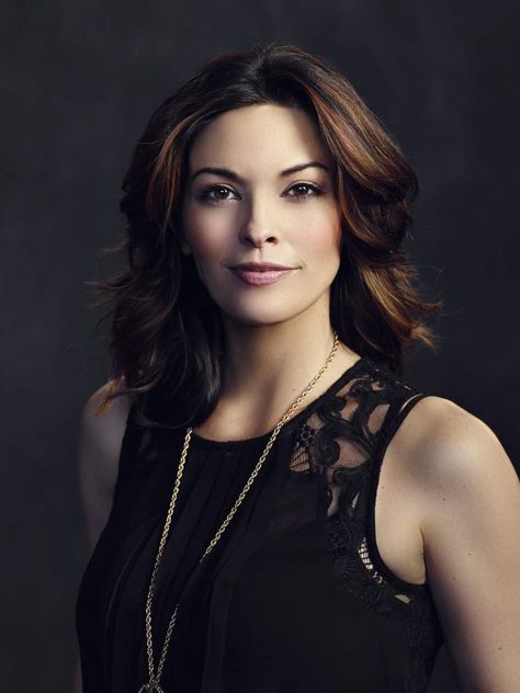 Alana de la Garza - Born: June 18, 1976 (age 41), Columbus, OH Height: 5′ 9″ Alana Delagarza, Woman Movie, Art Corner, Girl Celebrities, Belleza Natural, Cut And Color, Columbus, Pretty Woman, Medium Hair Styles