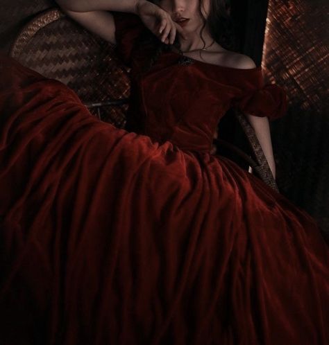 caraval | scarlett dragna aesthetic Red Princess Aesthetic, Caraval Scarlett, Caraval Stephanie Garber, Scarlett Dragna, 1800s Aesthetic, Gown Aesthetic, Evil Princess, Stephanie Garber, Red Princess