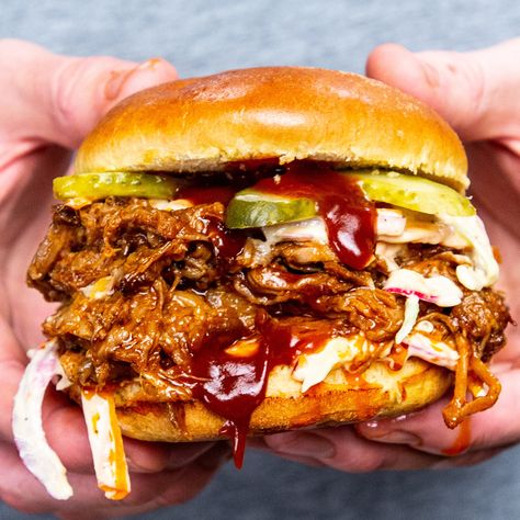 Pulled Pork Burger Pulled Pork Burgers, Pulled Pork Burger Recipe, Mob Kitchen, Bread Photo, Pizza Gourmet, Pulled Pork Burger, Burger Ideas, Goose Eggs, Pulled Beef