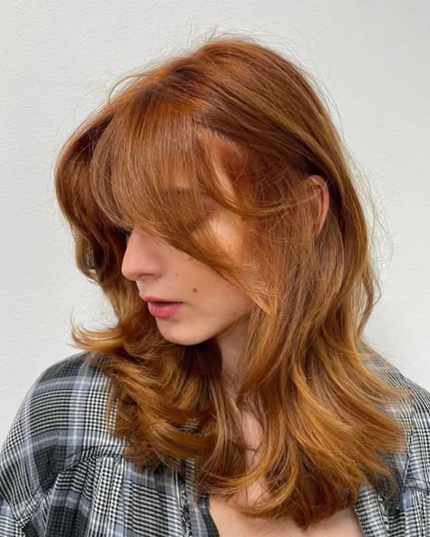 Medium-Length Ginger Butterfly Shag Butterfly Haircuts, Butterfly Haircut, Ginger Hair Color, Fall Hair Cuts, Hair 2024, Auburn Hair, Mid Length Hair, Medium Hair Cuts, Hair Inspo Color