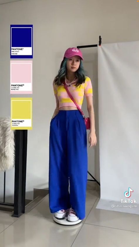 Color Combo Outfits Aesthetic, Bright Blue Outfit Aesthetic, Colorful Korean Outfits, Good Color Combos For Outfits, Color Blocking Outfits Street Style, Mismatch Outfit Ideas, Colour Combos Outfit, Colour Blocking Outfit, Bold Colors Outfits