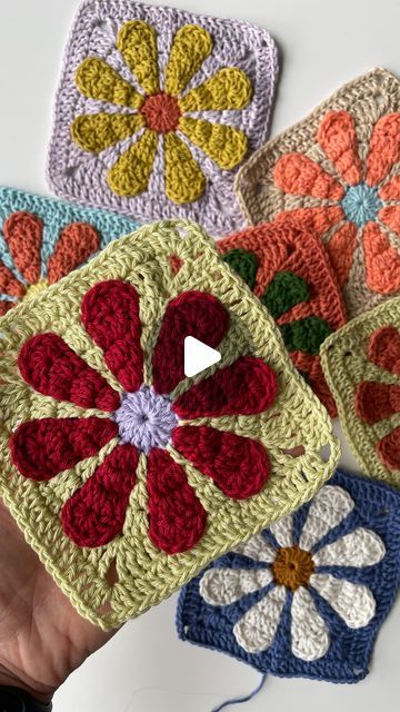 Retro Daisy Granny Square Pattern, Retro Daisy Granny Square Pattern Free, Retro Flower Granny Square, Retro Daisy Granny Square, Daisy Granny Square Pattern, Crochet Daisy Granny Square, Retro Granny Square, Crochet Hacks, Daisy Granny Square