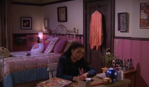 2000s Pink Aesthetic, Claire Kyle, Screen Interior, 2000s Bedroom, Movie Bedroom, Jennifer Freeman, My Wife And Kids, 70s House, Romanticizing School