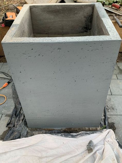 DIY large cement planters-How to make it in one weekend | Houzewize Large Concrete Planters, Diy Cement Planters, Big Planters, Diy Cement, Diy Concrete Planters, Cement Diy, Concrete Diy Projects, Concrete Ideas, Concrete Planter