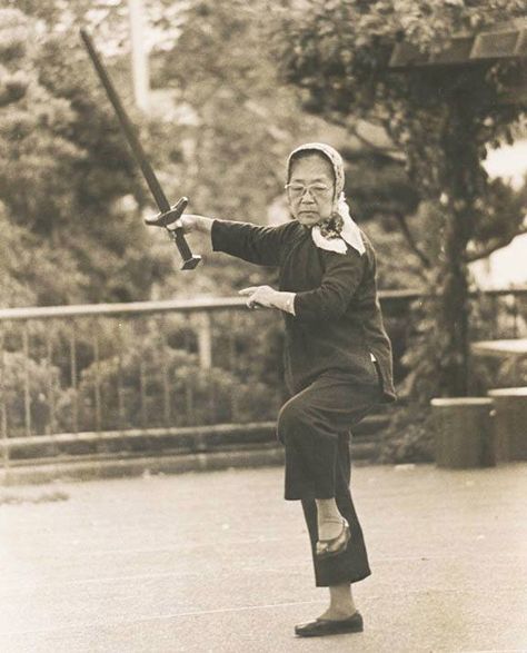 I don't know who this is but I sure want to be like her when I grow up History Website, Chi Gong, Tai Chi Qigong, Chi Kung, Tai Chi Chuan, Chinese Martial Arts, Qi Gong, Martial Artists, Human Poses Reference