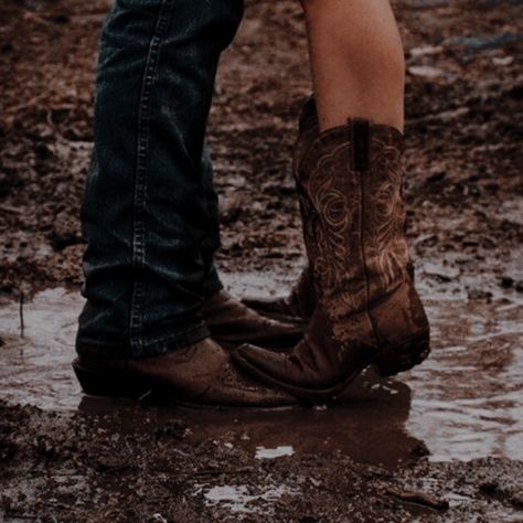 Rhett Eaton, Summer Hamilton, Country Couple Pictures, Country Relationship Goals, Foto Cowgirl, Country Relationships, Cute Country Couples, Elsie Silver, Cowgirl Boots Outfit