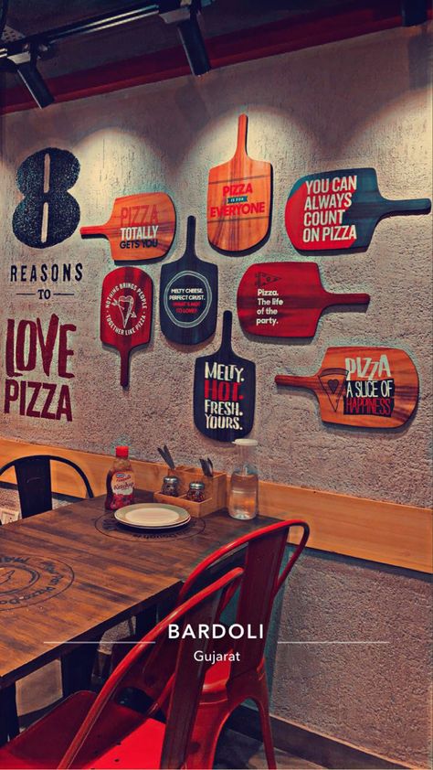 Pizza Shops Interior Design, Pizza Decorations Restaurant, Pizzeria Interior Design Ideas, Creative Restaurant Ideas, Small Pizza Shop Design Ideas, Pizza Cafe Design, Italian Pizza Restaurant Interior Design, Pizza Parlor Interior, Pizza Shop Decor