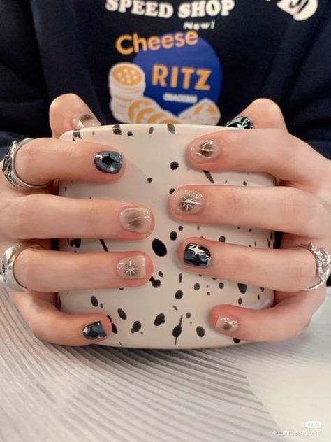 Korean Aesthetic Nails, Short Grunge Nails, Masculine Nails, Soft Grunge Nails, Hippie Nails, Hello Nails, Punk Nails, Subtle Nails, Grunge Nails