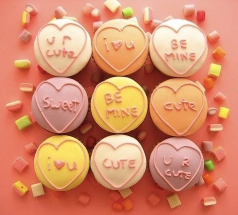 Conversation Heart Cupcakes | 21 Valentine Cupcakes That Will Make Your Coworkers Love You Valentines Cupcakes Decoration, Cupcakes Amor, Valentine Cupcakes, Cupcakes Design, Valentines Baking, Heart Cupcakes, Valentine Day Cupcakes, Valentines Cupcakes, Sweet Cupcakes