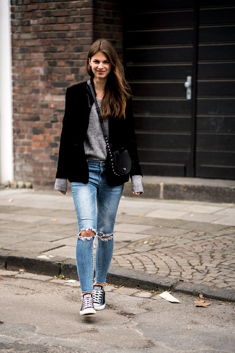 Velvet is one of the big trends right now. And here's how to wear a black velvet blazer. Head over to the blog for more infos and my casual chic outfit. Black Velvet Jacket Women, Velvet Blazer Casual Outfit, Velvet Blazer Jeans Outfit Women, Oversized Velvet Blazer Outfit, Blazer Grunge Outfit, Velvet Black Blazer Outfit, Blazer And Converse Outfit, Winter Black Blazer Outfits For Women, Velour Blazer Outfit