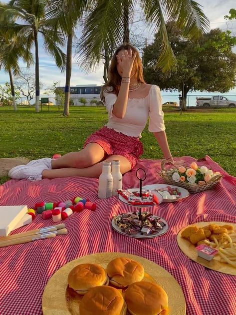 Picnic Date Food, Picnic Photo Shoot, Picnic Pictures, Picnic Planning, Picnic Photography, Picnic Birthday Party, Picnic Inspiration, Picnic Essentials, Picnic Birthday