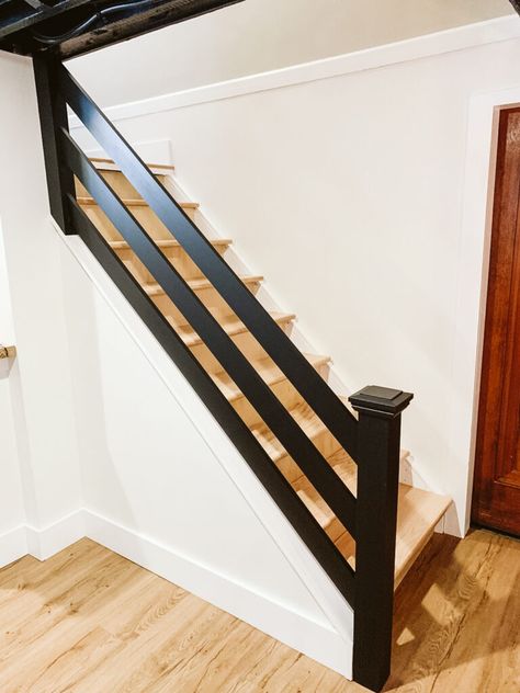 HOW TO BUILD A MODERN HORIZONTAL RAILING - CLARK + ALDINE Basement Steps Ideas, Bathroom Ideas Basement, Basement Bathroom Ideas, Stair Railing Makeover, Bedroom Ideas Cozy, Basement Bedroom Ideas, Diy Stair Railing, Basement Steps, Case Minecraft