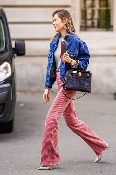 Loving these wide leg pink corduroy trousers paired with this jean jacket! The perfect street style look! Cute Jean Jacket Outfits, Spring Denim Outfits, 70s Mode, Corduroy Pants Outfit, Cute Jean Jackets, Walking Down The Street, Spring Denim, Jean Jacket Outfits, Denim Outfits