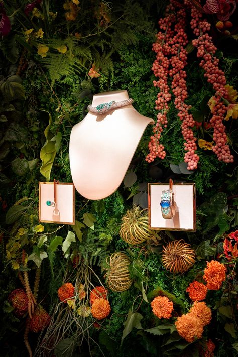 BVLGARI. Bvlgari's ‘EDEN THE GARDEN OF WONDERS’ was presented on June 6, 2022 in its Parisian flagship store in Place Vendôme #Bvlgari #Bvlgari2022 #EdenTheGardenOfWonders #HighJewelry #PlaceVendôme #BvlgariBoutique Jewellery Exhibition, Bvlgari Jewelry, Wedding Elements, Long Time Friends, Moss Art, High Jewellery, Boutique Stores, Nature Inspired Jewelry, Jewelry Show