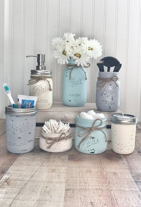 Mason Jar Bathroom set, mason jar bathroom organizer, painted mason jars, farmhouse decor #diyhomedecor Mason Jar Bathroom Organizer, Mason Jar Bathroom Decor, Diy Mason Jar Ideas, Lights For Bathroom, Bathroom Diy Ideas, Mason Jar Lights, Jar Crafts Diy, Mason Jar Bathroom, Bad Set