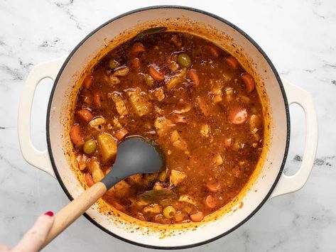 Pollo Guisado is a hearty Puerto Rican chicken stew that's packed with flavor, easy to make, and ready to devour in a little under an hour. Pollo Guisado Puerto Rican, Puerto Rican Chicken Stew, Puerto Rican Chicken, Puerto Rico Recipes, Puerto Rican Recipe, Jambalaya Recipe Easy, Chowder Recipes Seafood, Stew Chicken, Puerto Rican Cuisine