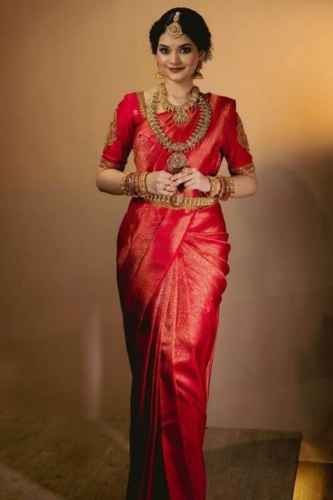 Wedding Saree Hindu Kerala, Traditional Red Saree Look Bride, Kerala Marriage Saree, Latest Bridal Saree Designs, Red Wedding Saree Blouse Designs, Wedding Saree Ideas Indian Fashion, Kerala Red Wedding Saree, Red Bridal Saree Kerala, Kerala Bride Red Saree