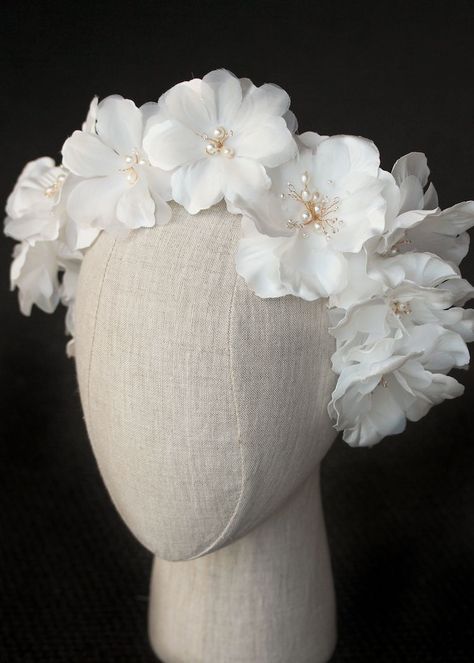 Floral Wedding Crown, Queen Tips, Elegant Long Sleeve Wedding Dresses, White Flower Crown, Drop Veil, Making Fabric Flowers, Bride Headpiece, Floral Headpiece, Bridal Look