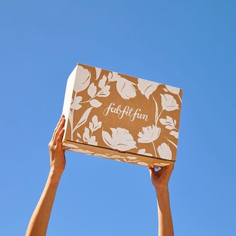 Found this gorgeous packaging design made for FabFitFun who offer subscription box full of nice things. I love the way how those handdrawn white flowers pop out on the brown carft paper box. #packagingdesign #boxdesign Kraft Box Packaging Design, Food Box Packaging Design, Unique Box Design, Subscription Box Packaging, Kraft Box Packaging, Subscription Box Design, Food Box Packaging, Fab Fit Fun Box, Creative Advertising Design