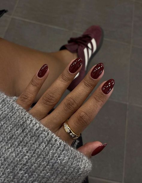 Wine Color Almond Nails, Burgundy Almond Nails Short, Bordo Red Nails, Short Almond Dark Red Nails, Dark Red Almond Nails Short, Burgundy Nails Black Women, Dark Red Round Nails, Oval Burgundy Nails, Chocolate Red Nails