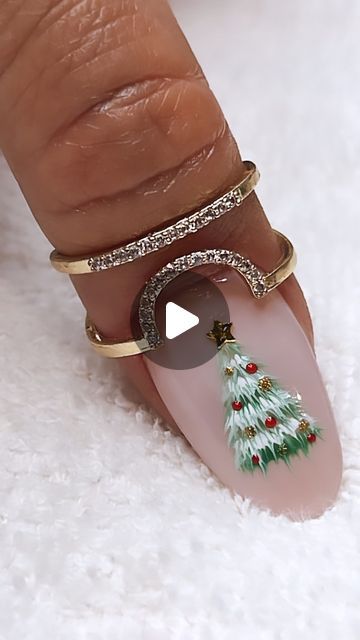 Mistle Toe Christmas Nails, Christmas Finger Nails Designs, Christmas Tree Nails Short, Nail Art Christmas Tree, Christmas Tree Nail Art Designs, Christmas Nails With Tree, Christmas Tree On Nails, Holly Christmas Nails, Christmas Tree Nails Designs