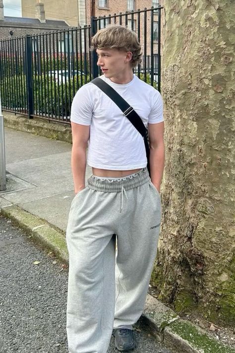 Mens Cropped Shirt Outfit, Duce Gorgan, Grey Sweatpants Outfit Men, Sweatpants Outfit Men, Grey Sweatpants Outfit, Men Gym Outfit, Gray Sweatpants Outfit, Aesthetic Male Outfits, Cute Sweatpants Outfit