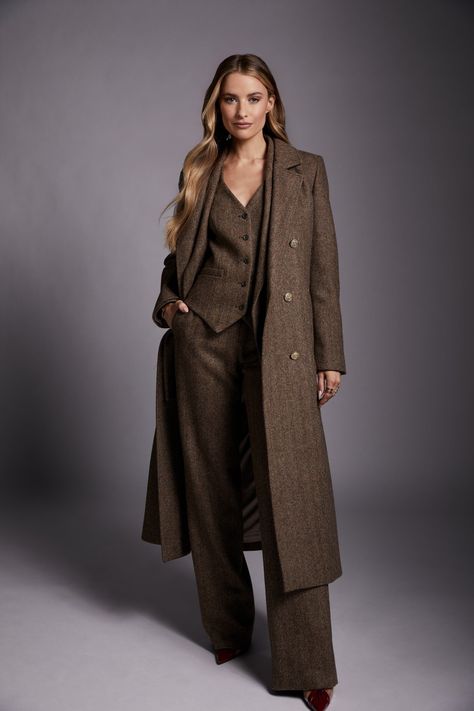 Holland Cooper | Double Breasted Large Scale Brown Herringbone Coat | Autumn • Fall Fashion Black Blazer Outfits For Women, Casual Black Blazer, Black Blazer Outfits, Victoria Magrath, Outfits Blazer, Herringbone Suit, Holland Cooper, Blazer Outfits Casual, Herringbone Coat