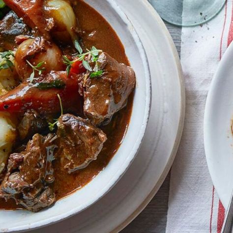 Mary Berry Beef Bourguignon Slow Cooker Red Wine Butter, Beef Bourguignon Slow Cooker, Bacon Carrots, Beef Bourguignon Recipe, Mary Berry Recipe, Wine Butter, Lunch Dinner Ideas, Button Mushrooms, How To Cook Beef