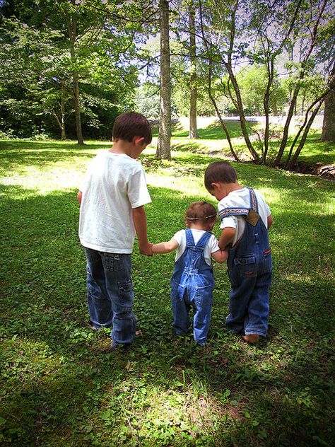 2 brothers + 1 baby sister = too cute!    must do something like this :) Sister Pictures Aesthetic, 2 Brothers 1 Sister Pictures, Bed Image, 3 Brothers, Sister Photography, 2 Brothers, Sister Pictures, Sibling Photos, Sister Photos