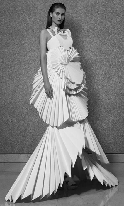 Beautiful dress made of PAPER! Mode Origami, Architecture Origami, Architectural Fashion, Fashion Design Inspiration, Origami Architecture, Paper Dresses, Origami Dress, Origami Fashion, Sculptural Fashion