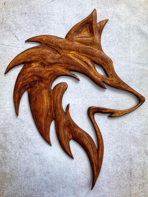 Wood Carvings Ideas, Wood Carving Art Design, Fox Carving, Snake Carving, Wooden Fox, Wood Carving Art Sculpture, Wood Fox, Dremel Crafts, Dremel Carving