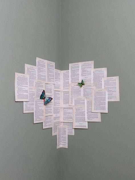 heart made with old book pages on the corner of the wall + 3D butterflies Paper Butterfly Wall Art, Corner Wall Decor, Butterfly Ideas, Paper Room Decor, Diy Paper Butterfly, Cute Bedroom, Butterfly 3d, Paper Wall Decor, Butterfly Room