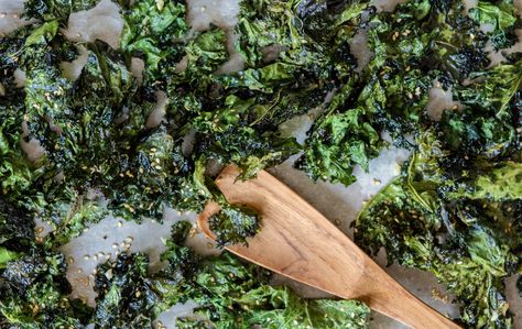 Roasted Kale Recipes, Roasted Kale Chips, Cheesy Kale Chips, Paleo Friendly Snacks, Roasted Kale, Cook Vegetables, Kale Recipes, Kale Chips, Chips Recipe