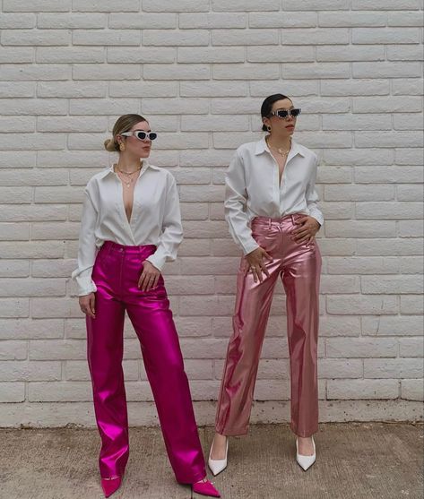 Metallic Pink Pants, Metallic Pink Outfit, Pink Metallic Skirt Outfit, Pink Metallic Pants Outfit, Pink Leather Pants Outfit, Metalic Outfits Ideas, Metallic Jeans Outfit, Barbenheimer Outfit, Pink Metallic Pants