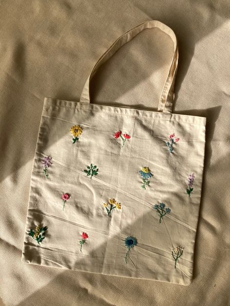 Hand embroidered tote bag with lining! #handembroiderypatterns #handembroiderytutorial #handembroiderystitches #totebagdesign #totebagpattern Crochet Flower Bag, Easy Crochet Top, Handbags Trendy, Handpainted Tote Bags, Purse Collection, Flower Tote Bag, Diy Tote, Flower Tote, Handmade Things