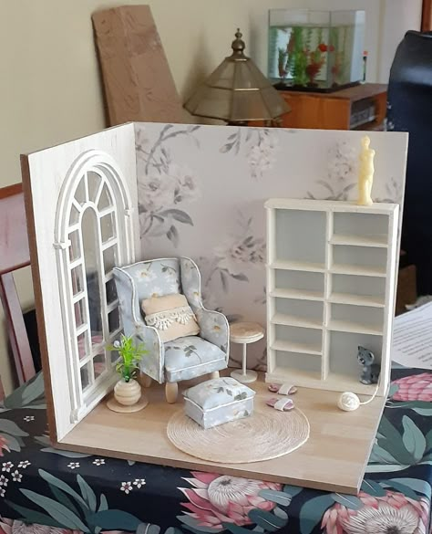 Clay Doll Furniture, Diy Dollhouse Chair, Room Box Miniatures Ideas, Doll Diorama Ideas, Booknook Ideas, Doll Furniture Plans, Crafting Aesthetic, Doll Furniture Tutorial, Miniature Living Room