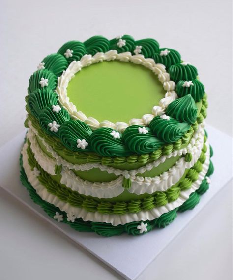 St Patrick’s Day Cake Design, Saint Patrick’s Day Cake, St Patrick’s Day Cake, Glitter Cake Ideas, 25th Bday Cake, Green And White Cake, St Patricks Day Cake, St Patricks Day Cakes, St Patrick's Day Cookies