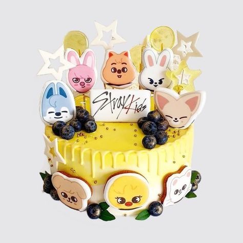 Stray Kids Themed Birthday Party, Straykids Cake Birthday Ideas, Skzoo Cake Ideas, Skz Bday Cake, Skzoo Birthday Cake, Stray Kids Cake Birthday Ideas, Stray Kids Birthday Party Ideas, Stray Kids Cake Birthday, Bolo Stray Kids