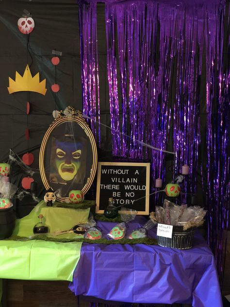 Villans Birthday Party, Evil Queen Theme Party, Jafar Themed Party, Princess And Villain Birthday Party, Disney Villain Party Decorations Diy, Disney Villain Birthday Cake, Evil Queen Halloween Decorations, Disney Villian Trunk Or Treat, Disney Villain Birthday Party Ideas